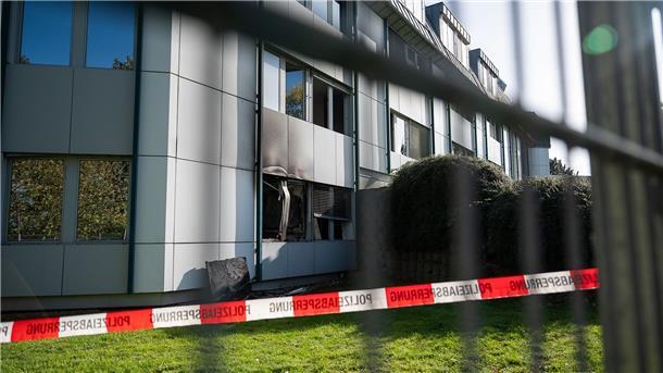 Minister zu Brandanschlag in Bautzen: Täter müssen „büßen“ An der Fassade der geplanten Asylunterkunft sind Brandspuren und eingeworfene Fenster zu sehen.
