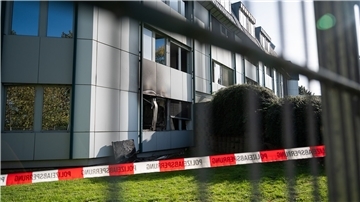 An der Fassade der geplanten Asylunterkunft sind Brandspuren und eingeworfene Fenster zu sehen.
