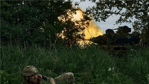 Krieg gegen die Ukraine: So ist die Lage An der Frontlinie in der Nähe von Bachmut - ein Panzer feuert auf russische Stellungen.