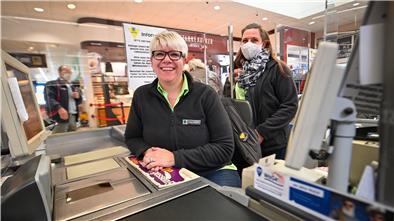An der Kasse ist das Tragen der Maske für Mitarbeiterinnen wie Sabine Kück grundsätzlich nicht verpflichtend. Ihre Kollegin Rabea Kundt zeigt, dass sie das bei anderen Arbeiten aber anders handhaben. Aus Solidarität mit den Kunden im E-Center Knauer Rotersand setzen sie dann auf den Mundschutz. Foto Scheschonka