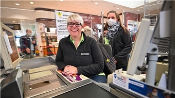 An der Kasse ist das Tragen der Maske für Mitarbeiterinnen wie Sabine Kück grundsätzlich nicht verpflichtend. Ihre Kollegin Rabea Kundt zeigt, dass sie das bei anderen Arbeiten aber anders handhaben. Aus Solidarität mit den Kunden im E-Center Knauer Rotersand setzen sie dann auf den Mundschutz. Foto Scheschonka
