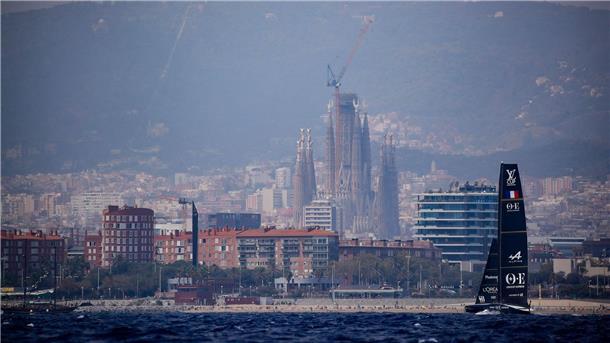 An der Küste von Barcelona wird gesegelt.