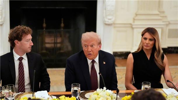 Trump gibt Dinner für Tech-Giganten - Elon Musk nicht dabei An der langen Tafel nahm direkt neben Trump Meta-Chef Mark Zuckerberg Platz.