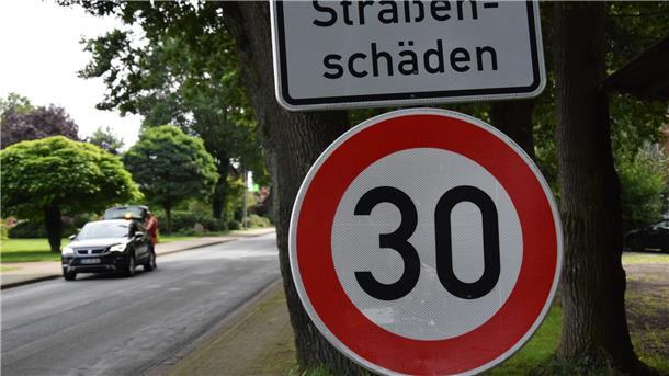 Kirchtimke: Warum der Landkreis Tempo 30 für die Hauptstraße ablehnt An der Ortsdurchfahrt in Rhadereistedt wies ein Schild auf eine Tempo-30-Beschränkung hin. Weniger Tempo auf der Straße wünscht sich Bürgermeister Frank Tibke auch für Kirchtimke.
