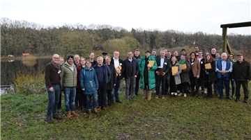 An der Oste in Godenstedt lässt es sich gut leben, vermitteln Einwohner den Mitgliedern der Jury des Landkreises Rotenburg.