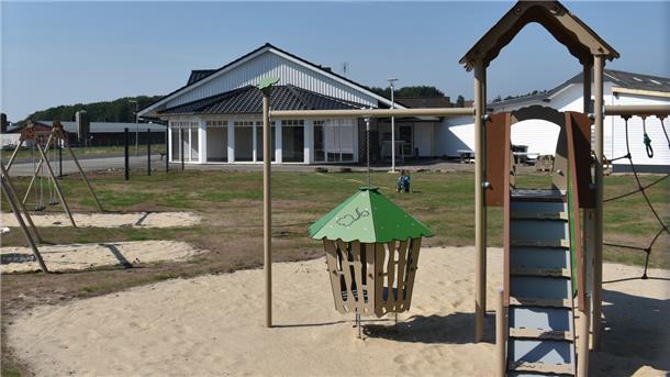 An der Peilstelle in Nordholz entsteht gerade ein zweigruppiger Kindergarten. Das Außengelände wird neu angelegt; das Gebäude wird saniert. Leuschner