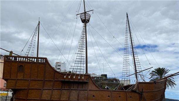 An der Plaza la Alameda in Santa Cruz de la Palma befindet sich ein Nachbau des Flaggschiffs „La Santa María“ von Christoph Kolumbus, mit dem er 1492 als erster Europäer der Neuzeit nach Amerika segelte.