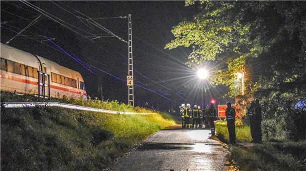 ICE-Waggons entgleisen nach Erdrutsch - „Bisschen gerumpelt“ An der Stelle des Erdrutsches verlaufen eine Kreisstraße und die Bahnstrecke parallel - auch ein Auto war deshalb betroffen.