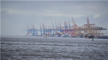 Nordsee und Container im Hintergrund: An der Stromkaje in Bremerhaven machen Schiffe mit Besatzungen aus aller Welt fest. Die Hafenrundfahrt „Kurswechsel“ zeigt die oft verborgenen Schattenseiten des Lebens an Bord.