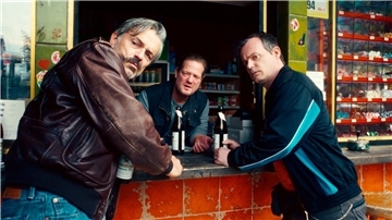 An der Theke wird gequatscht.