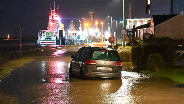 An der Weser stehen auch die Autos im Wasser.