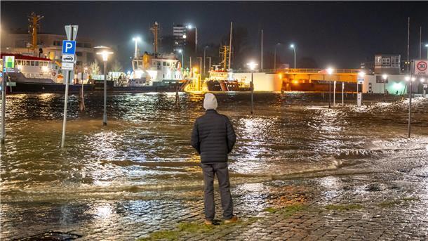 An der Weserfähre in Bremerhaven ist das Wasser übers Ufer getreten. Wegen des Sturms fällt in Bremerhaven und im Landkreis Cuxhaven am Freitag der Unterricht aus.