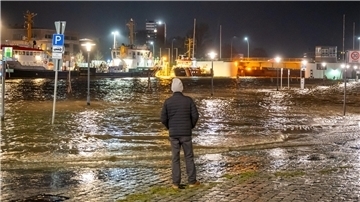An der Weserfähre in Bremerhaven ist das Wasser übers Ufer getreten. Wegen des Sturms fällt in Bremerhaven und im Landkreis Cuxhaven am Freitag der Unterricht aus.