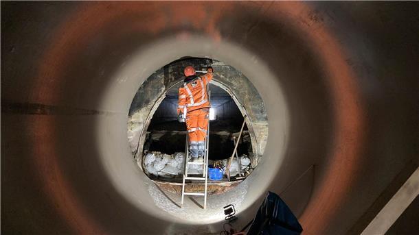 Bilderstrecke von der A27-Baustelle: Die besten Fotos der Woche An der Westseite der Autobahn führt das neue Kunststoffrohr an einen alten Ausgang aus Beton, der weiter genutzt wird. Er soll noch von Schlamm befreit werden.