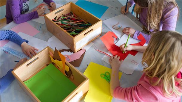 An die Kinderbetreuung in der Kita soll sich nahtlos eine ganztägige Betreuung in der Grundschule anschließen. Dafür soll ein bundesweiter Rechtsanspruch ab 2026 greifen.