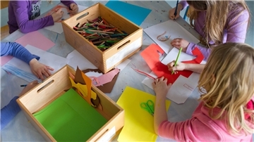 An die Kinderbetreuung in der Kita soll sich nahtlos eine ganztägige Betreuung in der Grundschule anschließen. Dafür soll ein bundesweiter Rechtsanspruch ab 2026 greifen.