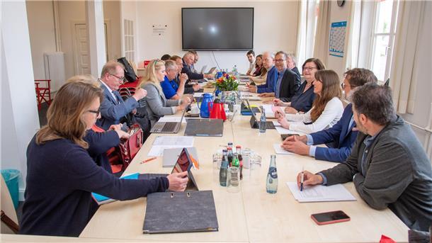 An diesem Tisch wird die Zukunft der Stadt gemacht: Start der Koalitionsverhandlungen im SPD-Haus in der Schifferstraße.