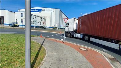 Ein LKW fährt an einem „Vorfahrt achten“-Schild vorbei.
