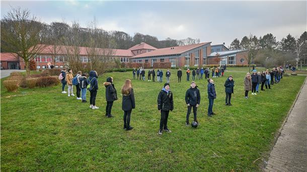 An dieser Stelle, zwischen dem Schulgebäude und der Sporthalle, soll der 3500 Quadratmeter große Anbau ans Langener Gymnasium entstehen.