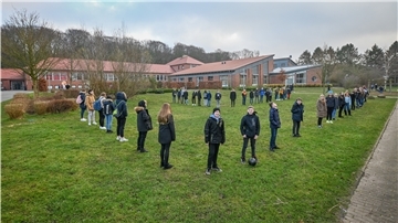 An dieser Stelle, zwischen dem Schulgebäude und der Sporthalle, soll der 3500 Quadratmeter große Anbau ans Langener Gymnasium entstehen.