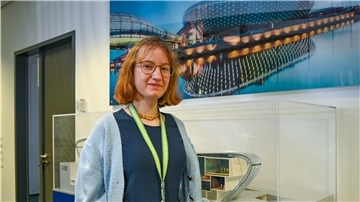 An einem ihrer Lieblingsorte, dem Klimahaus, arbeitet Merle Reichmann aus Chemnitz als Auszubildende.