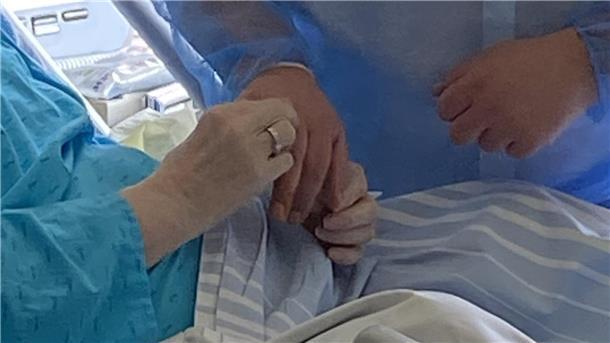 Darum wurde ein Patient am Krankenbett in Bremerhaven getraut Ein Paar wird am Krankenbett getraut.