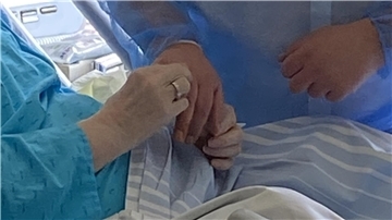Ein Paar wird am Krankenbett getraut.