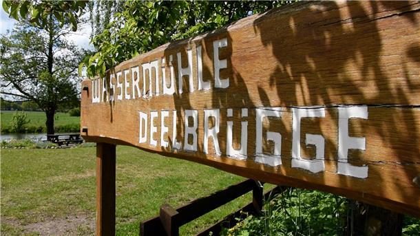 An einem sonnigen Tag wird die Wassermühle Deelbrügge zum Entspannungsort an der L134.