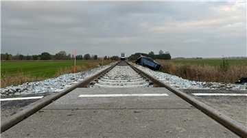 An einem unbeschrankten Bahnübergang in Mulsum ist es am Freitag zu einem tödlichen Verkehrsunfall gekommen. Der EVB-Zug in Richtung Cuxhaven erfasste ein Auto.