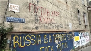 An einer Hauswand in einem Viertel der Hauptstadt Tiflis stehen auf Englisch und auf Ukrainisch antirussische Parolen, die den Krieg von Kremlchef Wladimir Putin gegen die Ukraine verurteilen.