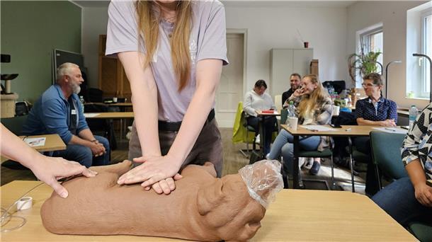 Erste Hilfe für Hunde An einer Hunde-Puppe können die Teilnehmerinnen sogar die Herz-Druck-Massage üben.