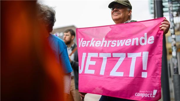 Demonstration für Neubau der Bahnstrecke Hamburg-Hannover An einer Kundgebung in Hannover beteiligten sich rund 80 Teilnehmerinnen und Teilnehmer.