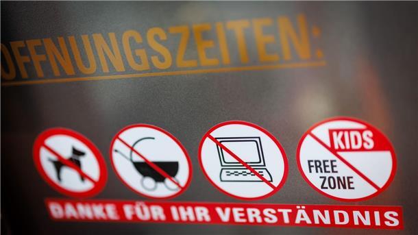 Warum Cafés Laptops verbannen An einer Scheibe der Café-Bar 8tto Grammi weist ein Schild auf das Verbot von Laptops hin - wie auch auf das Verbot für Hunde, Kinderwägen und auf eine kinderfreie Zone.