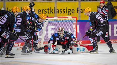 Der Torwart der Eishockeymannschaft Fischtown Pinguins Bremerhaven, Kristers Gudlevskis, pariert einen Schuss der gegnerischen Mannschaft. 
