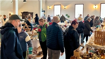 An insgesamt 18 Verkaufsständen konnten die Besucher beim Kreativmarkt auf Hof Iggewarden stöbern und nach schönen Dingen Ausschau halten.