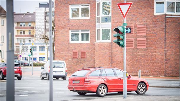 An mehreren Bremerhavener Ampeln ist das Zusatzschild „Grüner Pfeil“ angebracht. Was dieses Schild bedeutet ist längst nicht jedem Autofahrer bekannt.