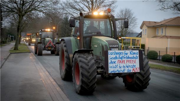 Bauern versammeln sich zu Flashmobs in der Region An mehreren Orten in der Region protestierten am Mittwoch die Bauern.