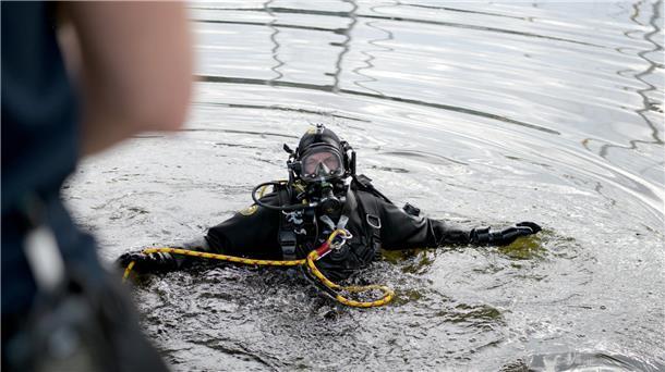 Einsatz im Neuen Hafen: Bremerhavens Feuerwehrtaucher finden Erstaunliches An mehreren Stellen stiegen die Taucher in das Becken des Neuen Hafens.