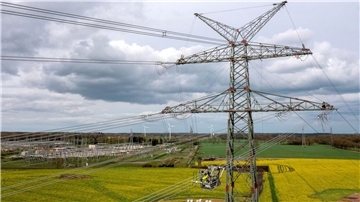 An neuen Strommasten nahe des Umspannwerkes Conneforde in Niedersachsen finden Bauarbeiten statt.