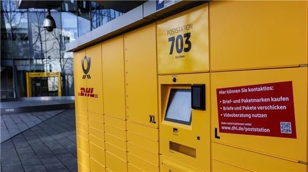 Pakete und Briefe: Die Post will mehr große Automaten bauen An Poststationen kann man zu jeder Tageszeit Pakete abholen und aufgeben.