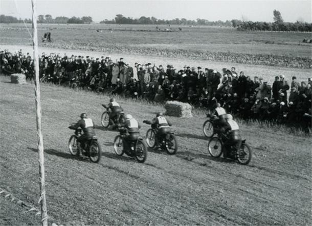 Motorräder: Geliebt im Alltag und als Rennmaschinen An Publikum mangelte es beim Rennen nicht.