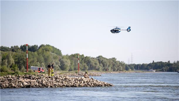 Mann wird nach Rettungsversuch im Rhein vermisst An sogenannten Kribben oder Buhnen - ins Wasser ragende Kiesflächen - bilden sich oft gefährliche Strudel und Strömungen.