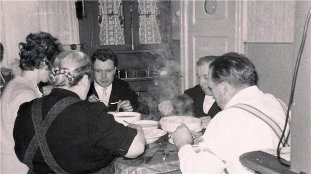 An Weihnachten versammelten sich alle in der Küche. Während es Heiligabend das Traditionsgericht Kartoffelsalat und Würstchen gab, brachte Mutter (vorne links) an den Feiertagen immer etwas Besonderes auf den Tisch. Das schmeckte Vater (vorne rechts), Opa, Bruder Hans und Schwägerin Gerda richtig gut.