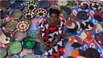 Anasitasia Nyirabashyitsi, 54, vor ihrem Haus im Versöhnungsdorf Mybo in Nyamata, wo kreative Projekte die Gemeinschaft stärken. Im April 1994 begann in Ruanda der Genozid an der Volksgruppe der Tutsi.
