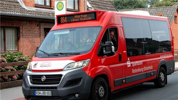 Bürgerbus der Samtgemeinde Zeven an einer Haltestelle