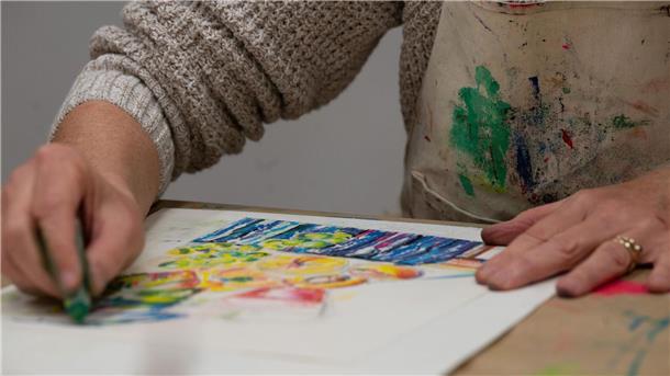 Museumsbesuch auf Rezept - bald auch in Deutschland? Anders als die Kunsttherapie braucht die Museumstherapie kein besonderes Talent – nur die Bereitschaft, Kunst bewusst wahrzunehmen.