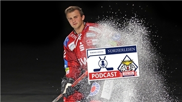 Das Eis spritzt in der Eisarena bei Profi Anders Krogsgaard.