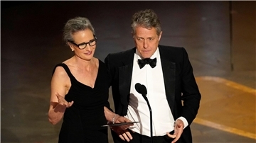 Andie MacDowell und Hugh Grant präsentierten den Preis für das beste Produktionsdesign bei der Oscar-Verleihung in Los Angeles.