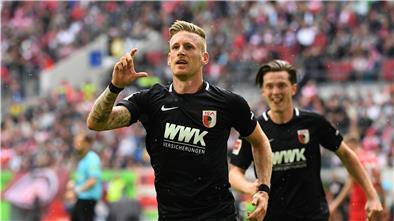 Andre Hahn (vorne) spielt mit dem FC Augsburg. Geboren wurde er in Otterndorf.
