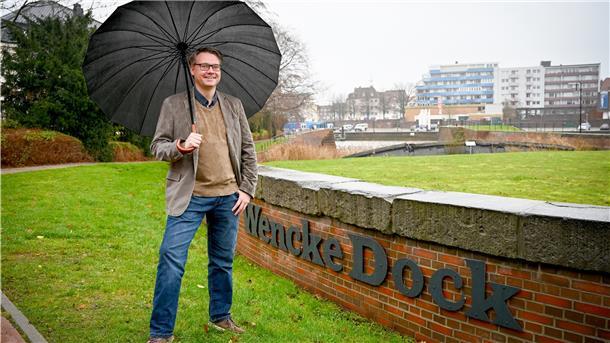 Das Wencke-Dock als Lieblingsort Mann mit Regenschirm auf Rasen